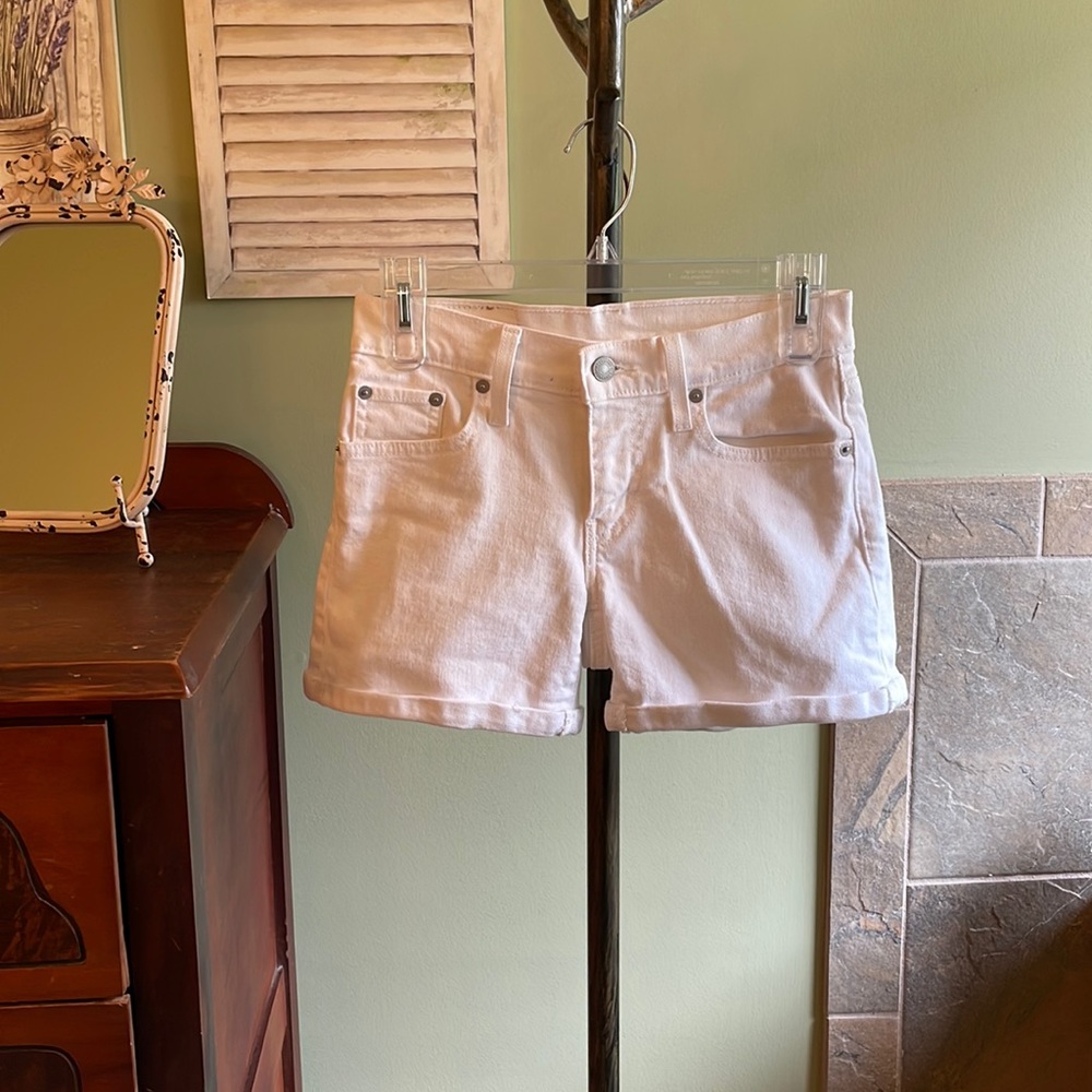 Levi’s White Jean Shorts. Size 24